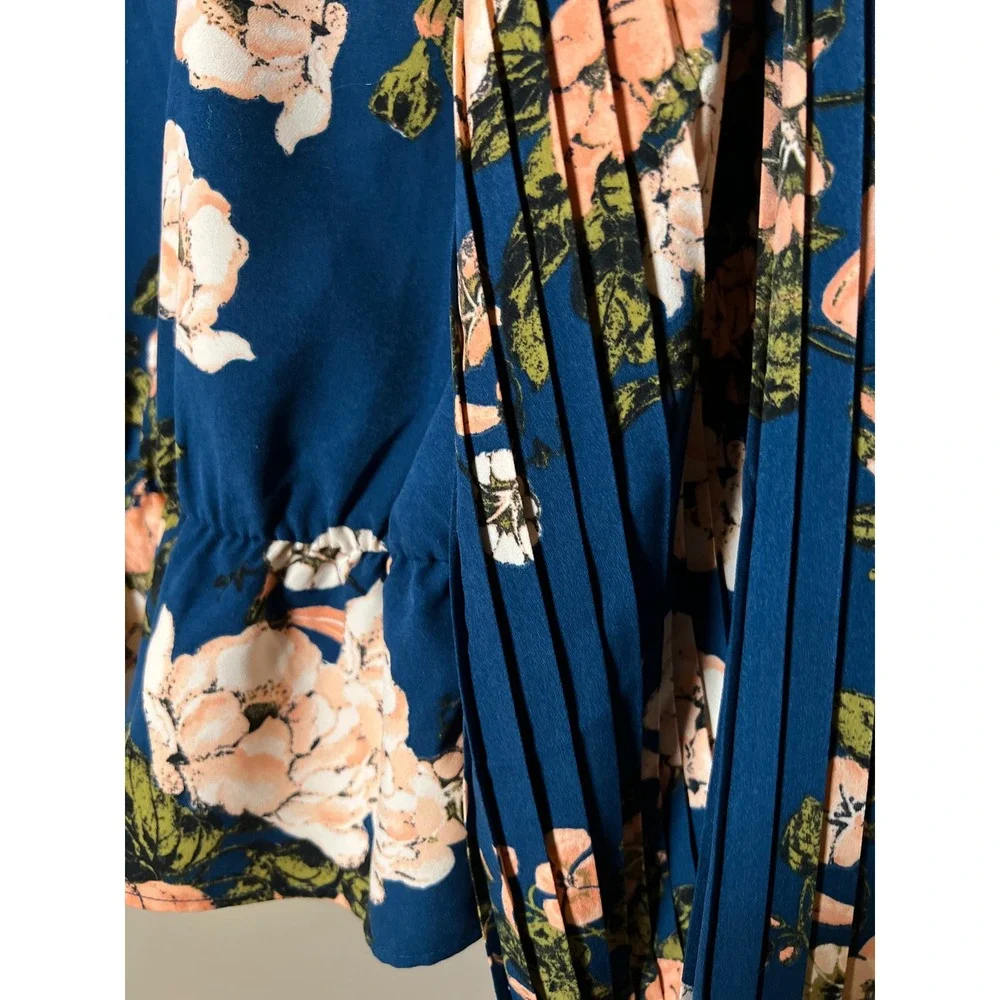 Leith Blue Floral Pleated Sleeve V-Neck Blouse General Hospital Kristina Top M - Picture 4 of 7